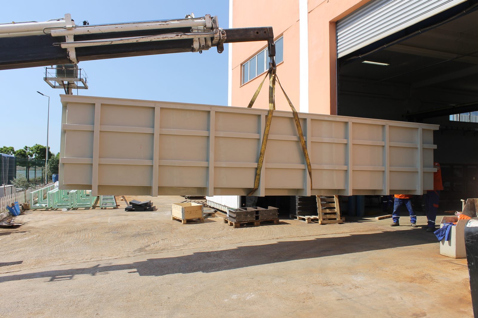 Büyük hacimli dikdörtgen tank vinçte — GESU fabrika önü