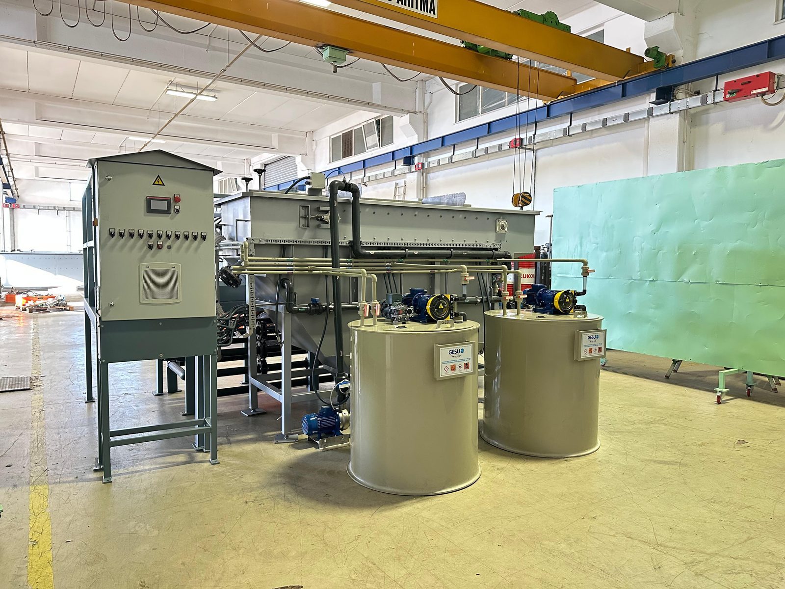 Paket GESU DAF sistemi — PLC kumanda panosu ve kimyasal dozaj tanklarıyla, fabrikada