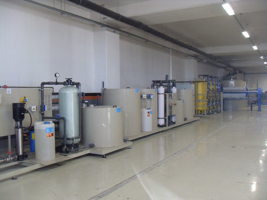 Fırat Plastik su geri kazanım hattı genel görünüm — dozaj, filtrasyon ve UF üniteleri, arka planda filtre pres