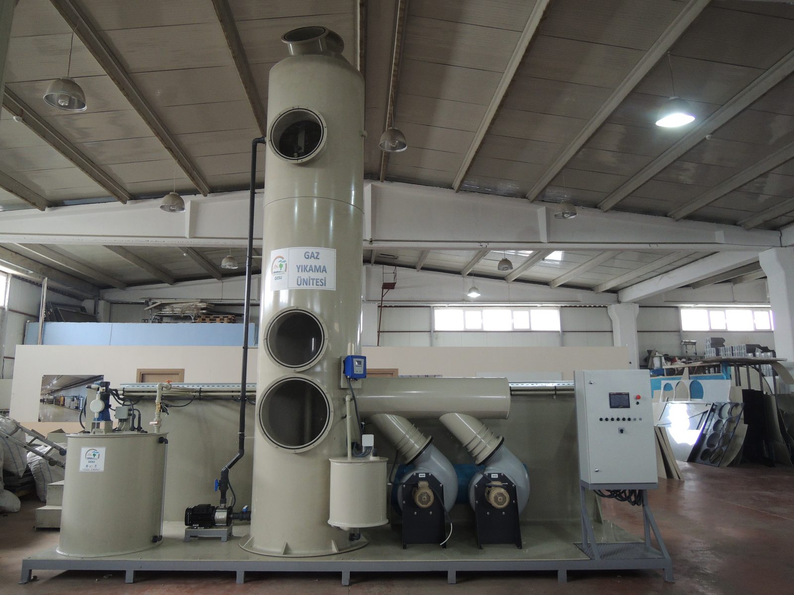 Gaziantep OSB için GESU imalatı Gaz Yıkama Ünitesi — scrubber kulesi, dozaj tankı, çift fan ve kontrol panosu