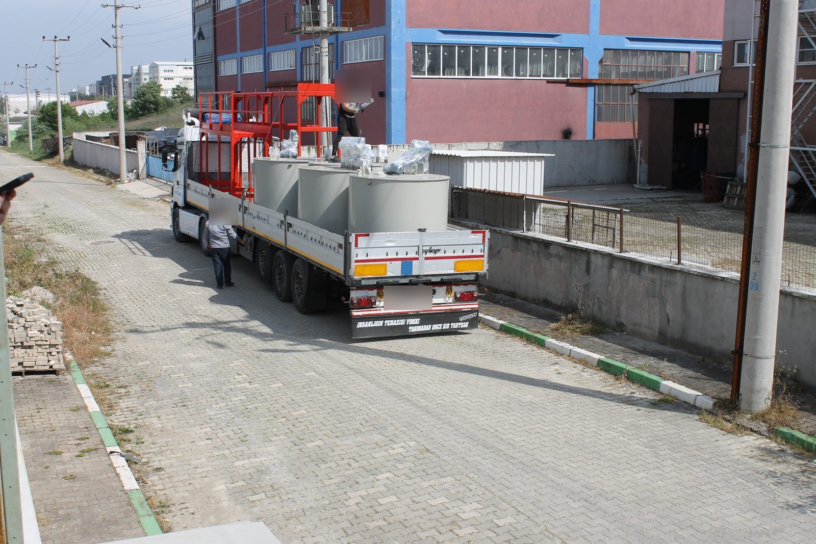 Norm Salihli projesi karıştırıcılı tanklar ve platform tırda sevkiyat günü
