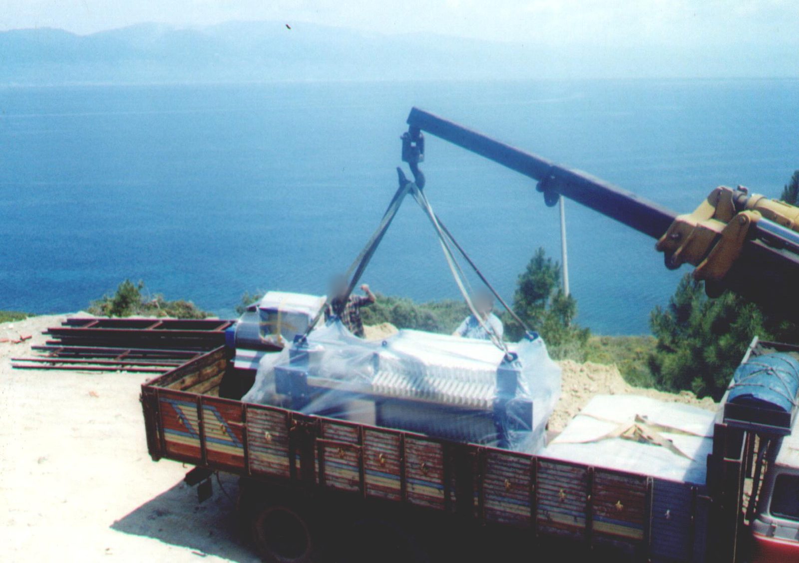 ARTUR tesisi kurulumu — filtre pres vinçle kamyondan indiriliyor, 2000 arşiv karesi