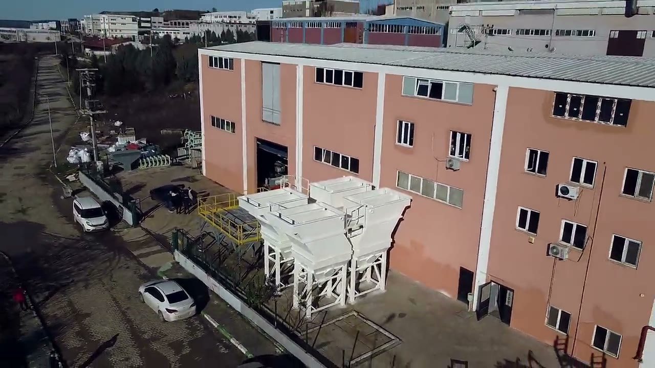 GESU fabrikası havadan — Bursa Deri İhtisas ve Karma OSB'deki üretim tesisi, saha ve servis araçları